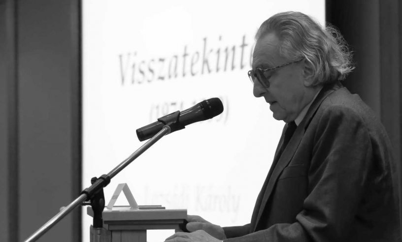 Prof. Dr. Lozsádi Károly egy előadás közben
