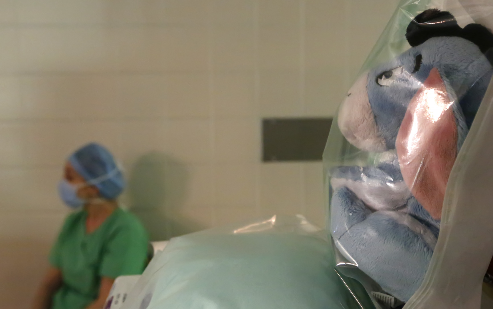 Sterilizált plüssállat a gyermek műtőben