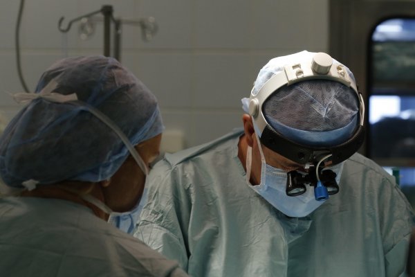 Gyermekszív műtő dolgozói műtét közben