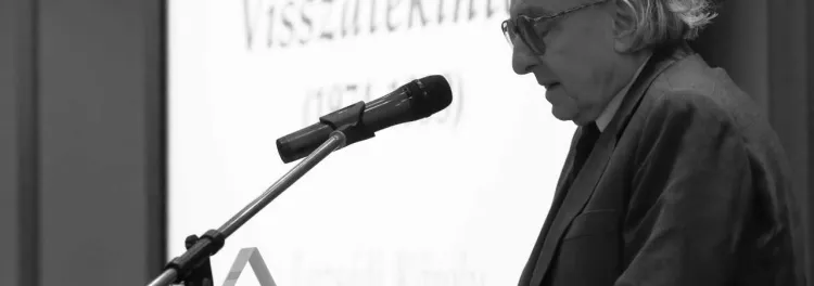 Prof. Dr. Lozsádi Károly egy előadás közben